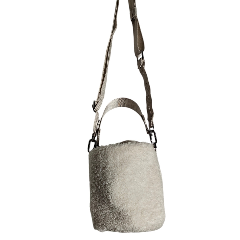LULULEMON New Year Crossbody White Opal Fleece Bucket Bag 2.5L - Picture 2 of 16